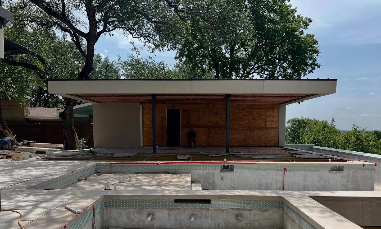 Minimal form. Maximum function.
This clean-lined pavilion is shaping up to be the ultimate modern backdrop for poolside living. Still in progress, but already doing what good design does&mdash;quietly elevating everything around it.

📍Austin, TX
In 