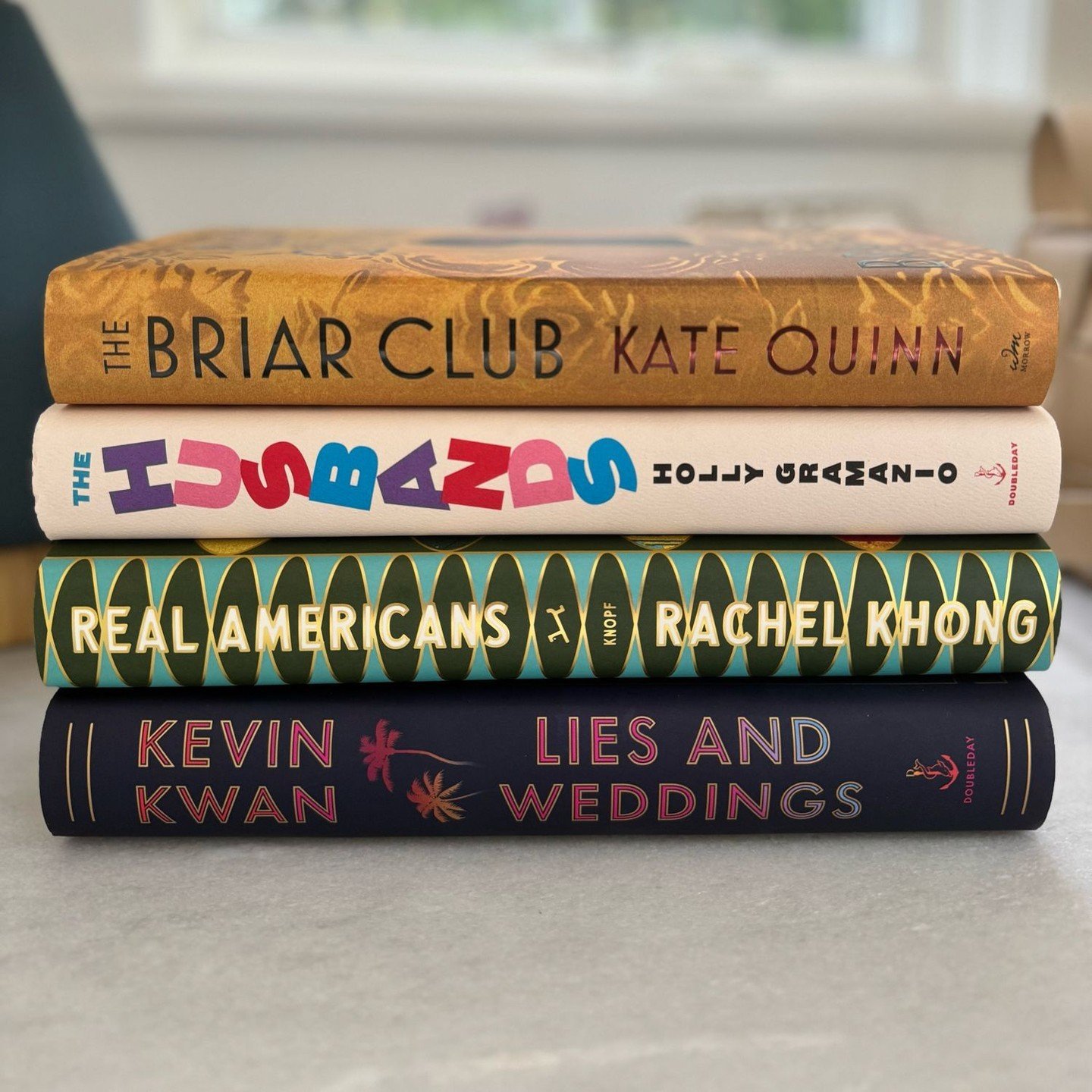 Summer book stack inspo. I just finished Lies and Weddings (which is partially set on the Island of #Hawaii amongst other fabulous locales) and now I’m desperate to get back to my fave @fshualalai 📚🌴 ✨