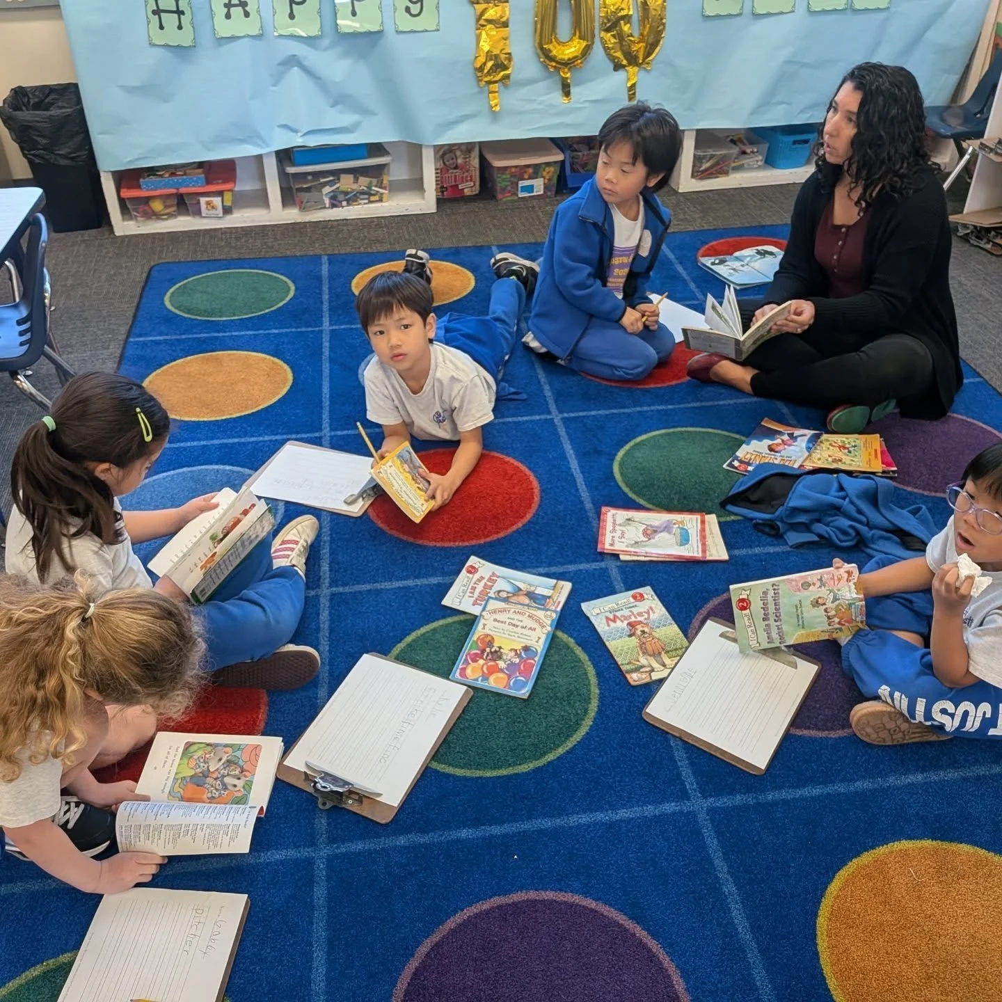 📚✨ Kindergarten Learning in Action! ✨📚

Today in Kindergarten, our students combined their magnetic phonics lesson with their reading center groups! After reading together in small groups, the students became word detectives&mdash;searching for and