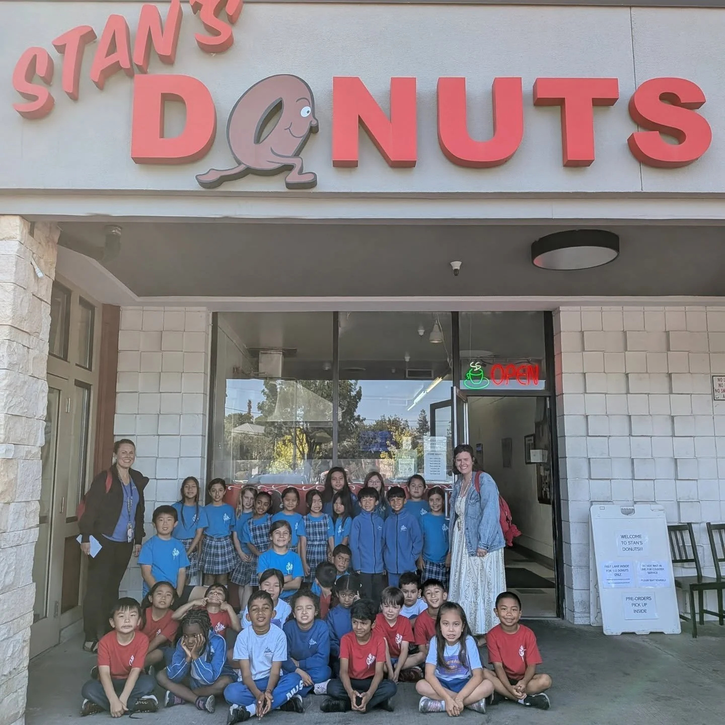 🍩🚶&zwj;♂️🚶&zwj;♀️ Learning never stops at St. Justin School!

Our 1st and 2nd graders took a walking field trip to our local Stan's Donuts! Students had the special opportunity to meet Julie, Stan's daughter, and learn about the rich history of St