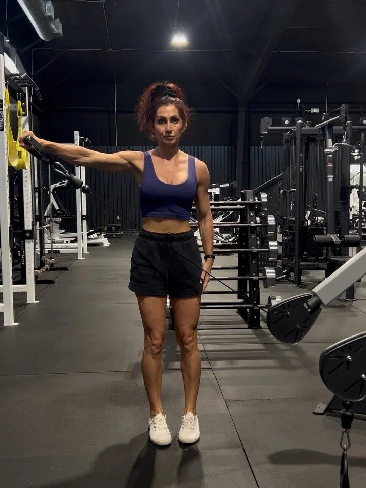 Entire shoulder / tri / core workout done on one machine 💪🏼
. 

fun fact when I am traveling, I like to find hotels that have a cable machine like this because I can do everything I need. 

Pro tip it&rsquo;s usually a Hilton.