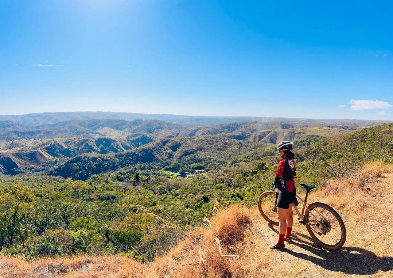 Um ciclista com uma vista panorâmica da montanha / cyclist with scenic mountain view / Un ciclista con una vista montañosa panorâmica