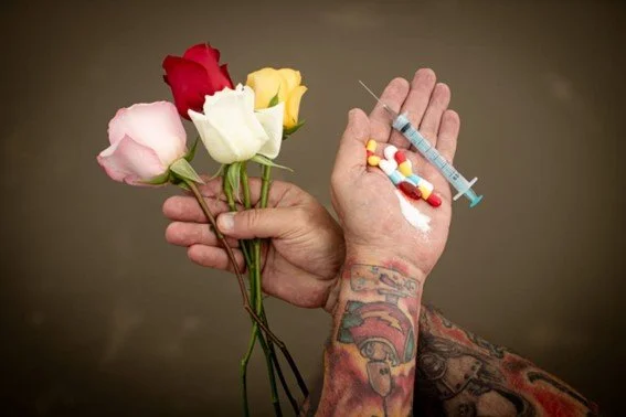 Rosas coloridas, pílulas i seringa / coloured roses, pills and syringe / Rosas de colores, pildoras y  jeringa