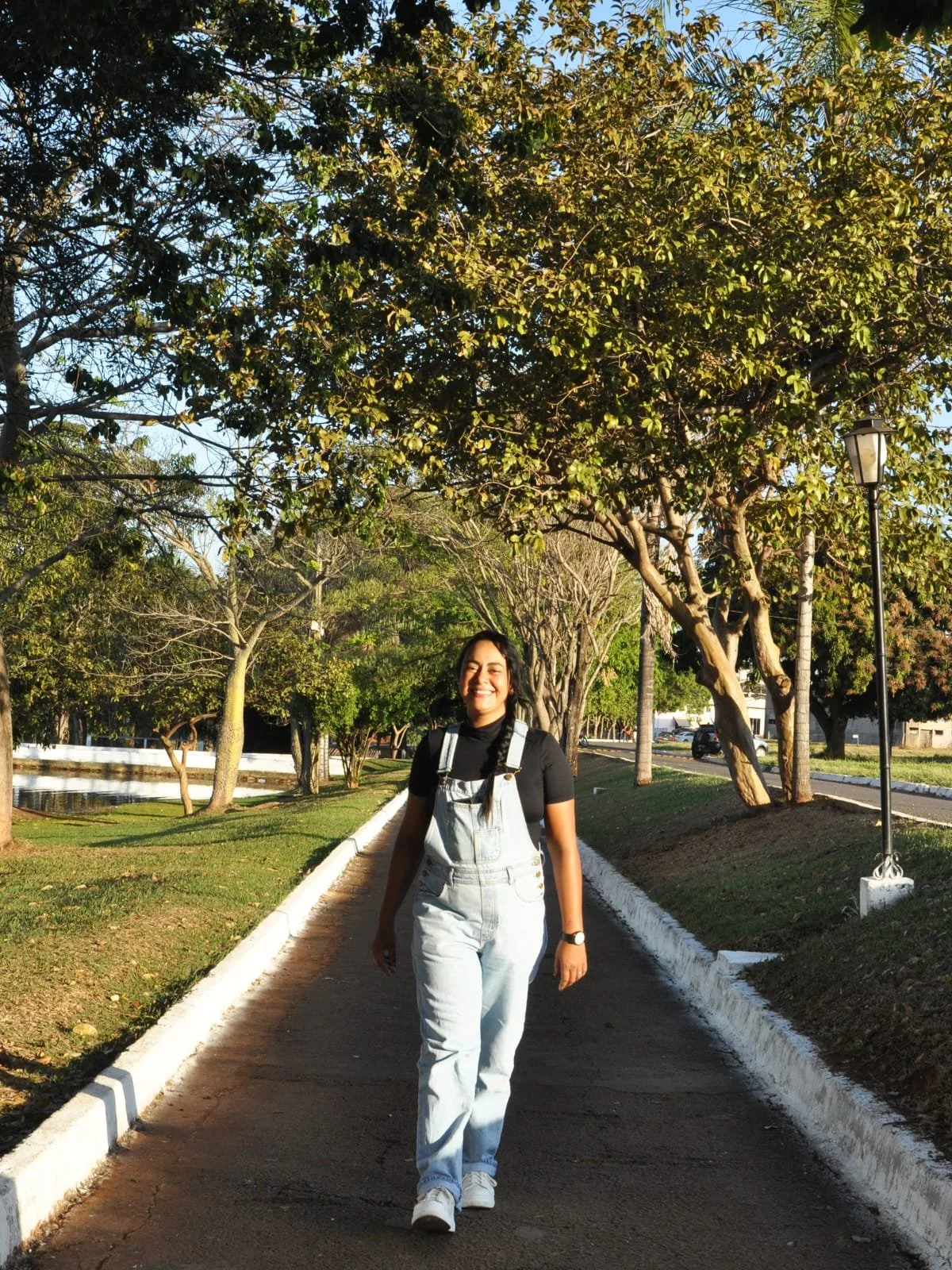 Woman walking and smiling / Mujer caminando y sonriendo