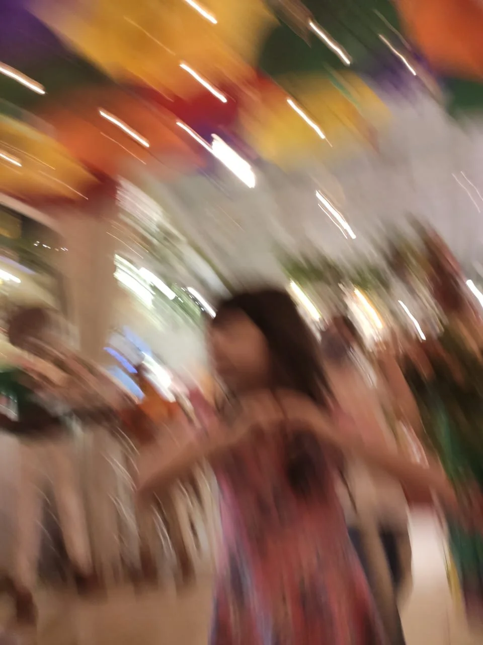 Imagem borrada de uma criança / Blurred image of girl / Imagen borrosa de un niña