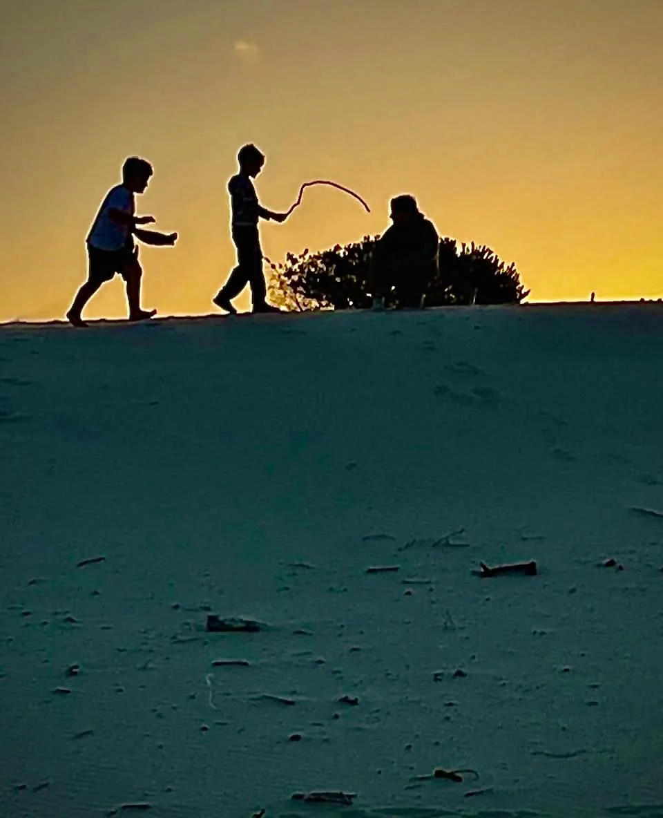 Shadows of children at sunset / Sombras de niños al atardecer / Sombras de crianças ao pôr do sol