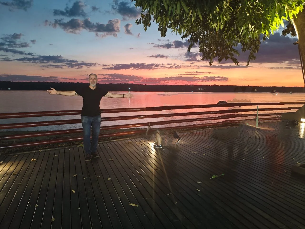 Homem ao pôr do sol junto à água / Man at sunset by water / Hombre al atardecer junto al agua