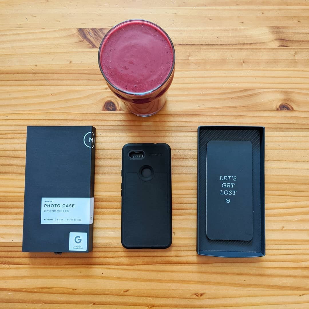 The best way to start the week,
Thank @moment for the treat.

Now we can get lost, while you are looking for your 3000 &pound; camera...
.
.
.
#breakfast 
#smoothie 
#raspberry 
#photography
#momentlens