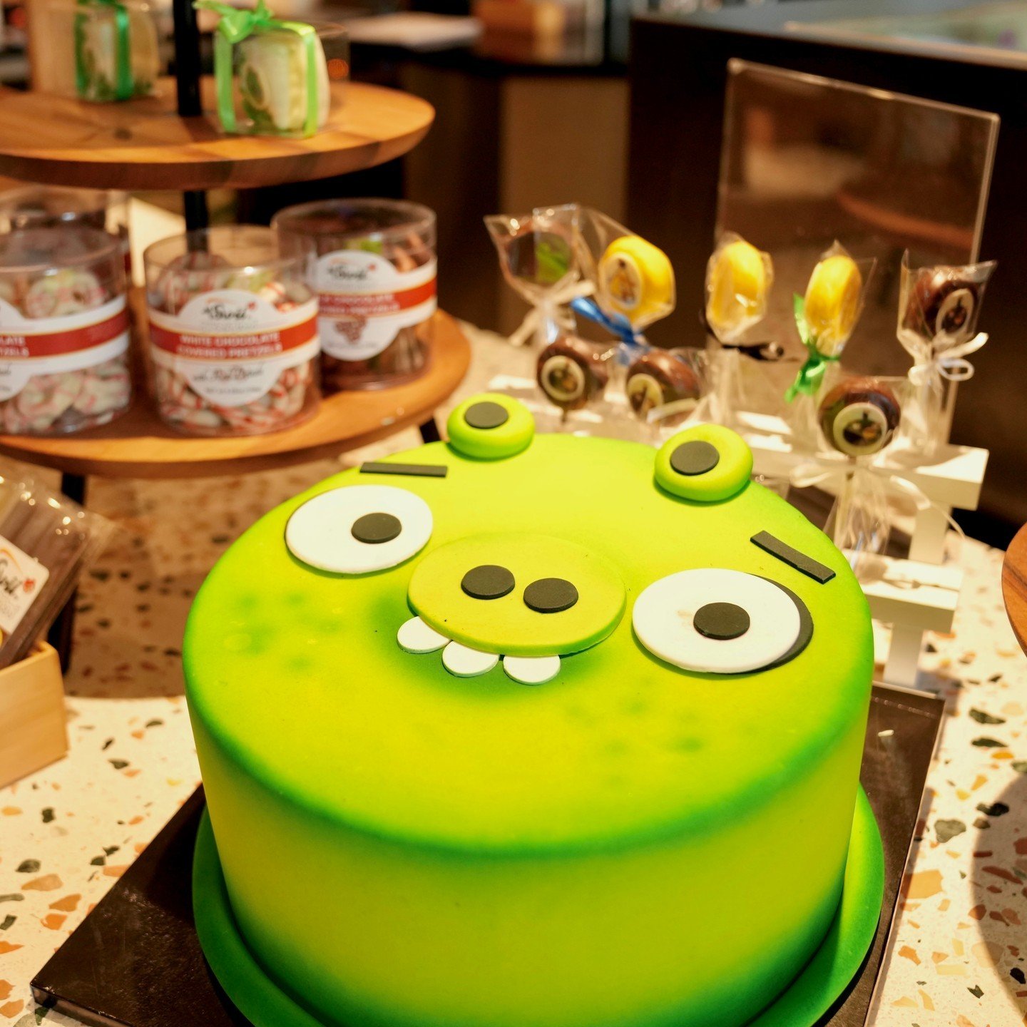 Who can resist a Bad Piggies cake? 💚🐽 Order your customizable cake 🎂, perfect for birthdays and large parties! 🥳

💌 DM or call us for more details!

#iswiibyangrybirds #angrybirds #angrybirdsretailcafe #retailcafe #sweets #desserts #flushing #qu