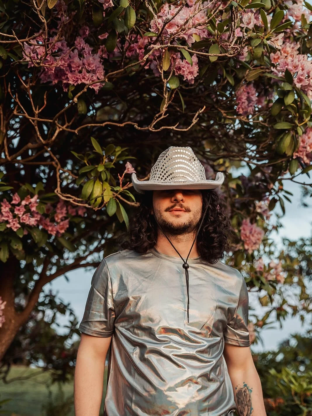 Say hello to Eduardo, serving Beyonc&eacute; queen vibes all day, every day. 👑✨

We went for &ldquo;I&rsquo;m here, I&rsquo;m confident, and yes, I own this.&rdquo;

Want a photoshoot that brings out your inner superstar and lets you slay your way? 