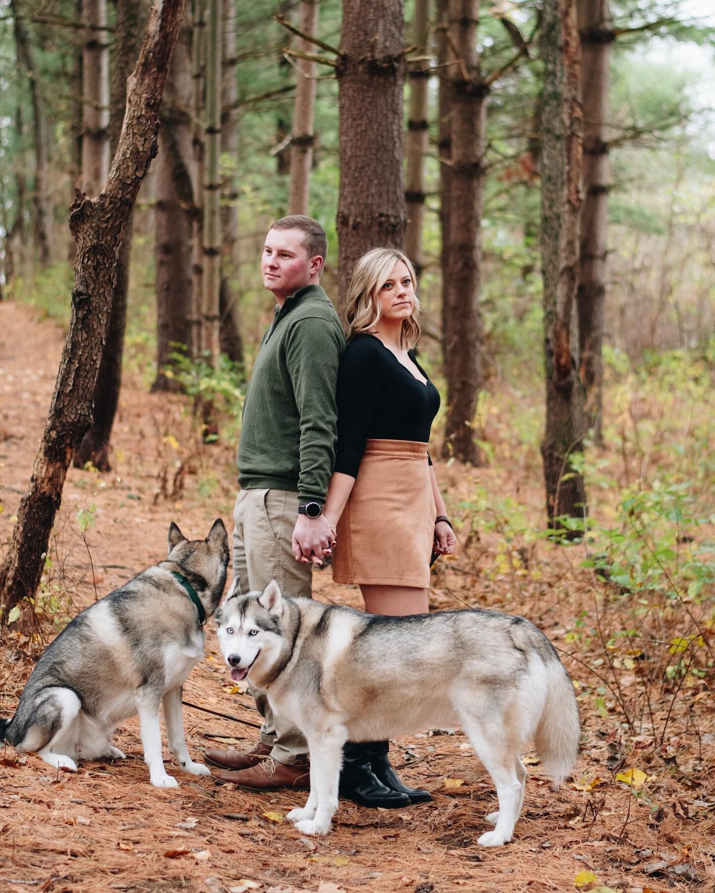 Can I get a husky awoooo for these 2?! 😍