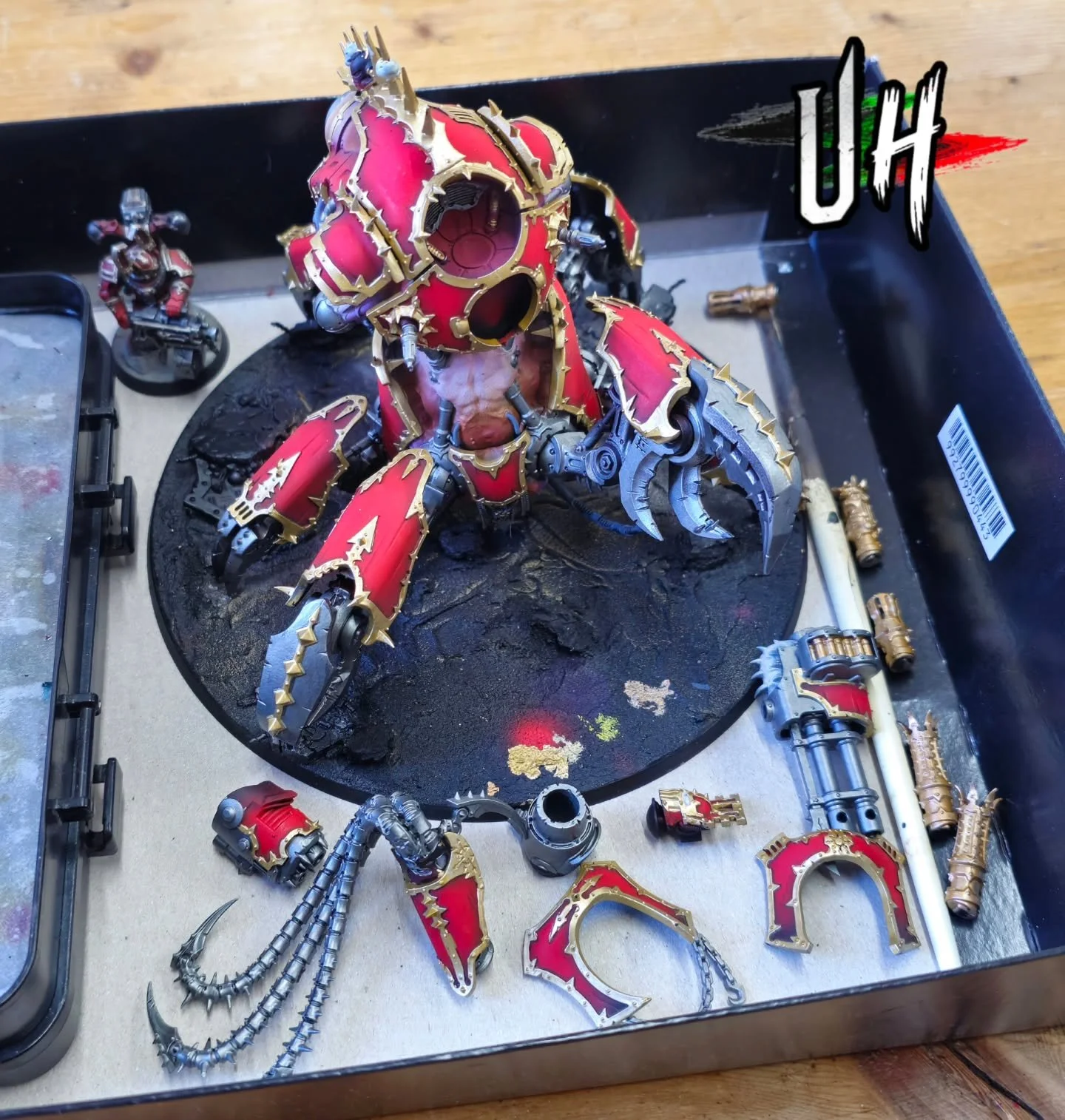 6 hours in, 2 more and it'll be done! First time using the @akinteractive.official play markers and they're mega! All the brass and Metallics are done with their Brass and Gunmetal pens. Come back tomorrow and see him all done and ready to stomp!

Hu