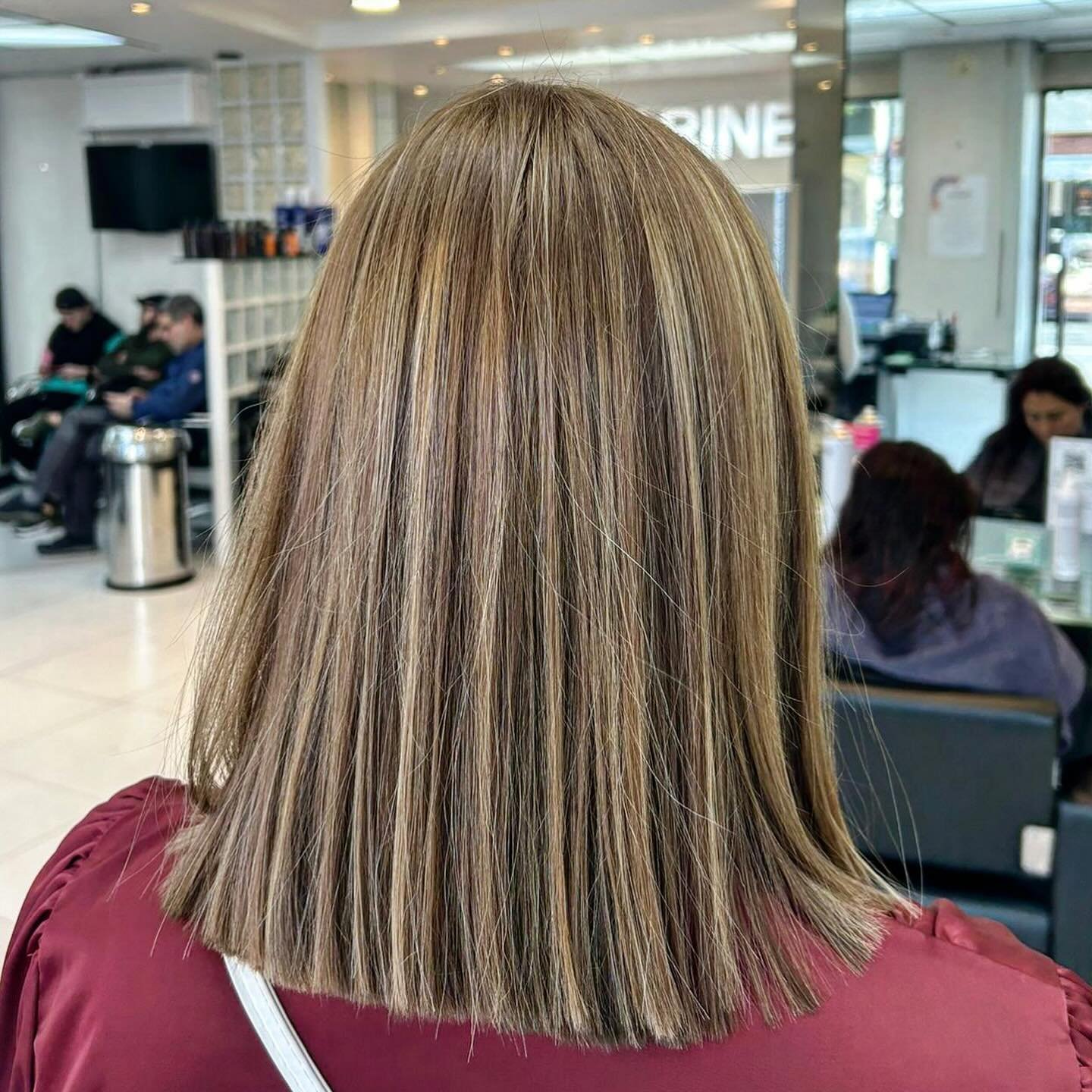 ✨Transformation chez Karine Coiffure ! ✨

Swipez pour d&eacute;couvrir l&rsquo;avant et apr&egrave;s d&rsquo;une m&eacute;tamorphose capillaire magique ! 🌈✂️ 

De la couleur profonde, des m&egrave;ches lumineuses, une coupe rafra&icirc;chissante et 