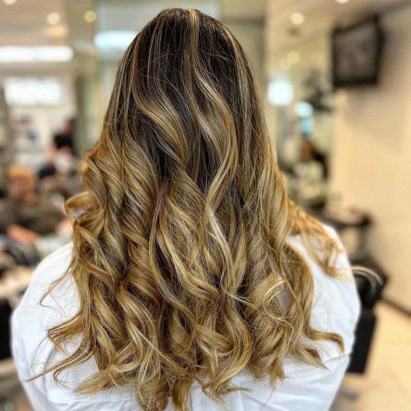 ✨ Nouveau Look ✨

Notre cliente a opt&eacute; pour des m&egrave;ches subtiles qui apportent un bel &eacute;claircissement &agrave; sa couleur naturelle, lui offrant une touche de lumi&egrave;re et de fra&icirc;cheur. ☀️✨

Pour parfaire ce magnifique 