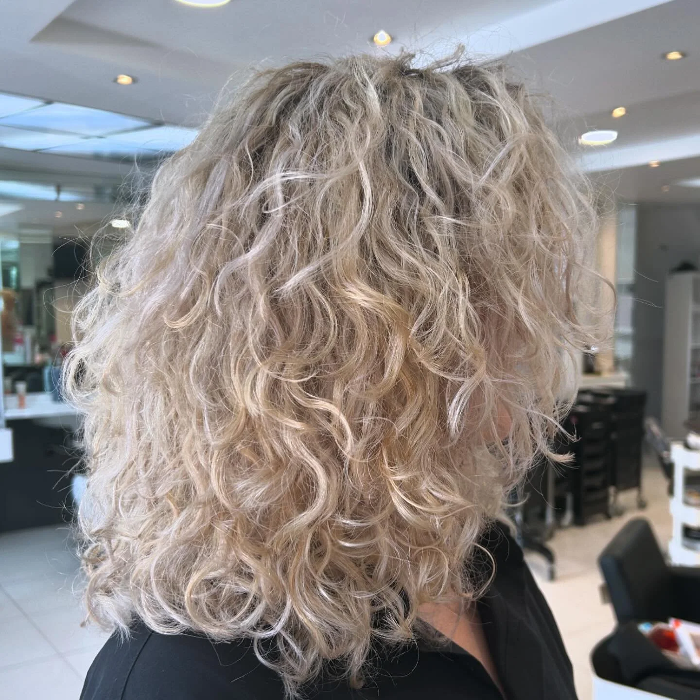 ✨ Transformation blonde &eacute;clatante chez KARINE ✨

Notre cliente est pass&eacute;e d&rsquo;une chevelure naturelle (photo 1) &agrave; un blond lumineux &eacute;clatant (photo 2) gr&acirc;ce &agrave; l&rsquo;expertise de notre &eacute;quipe. Nous