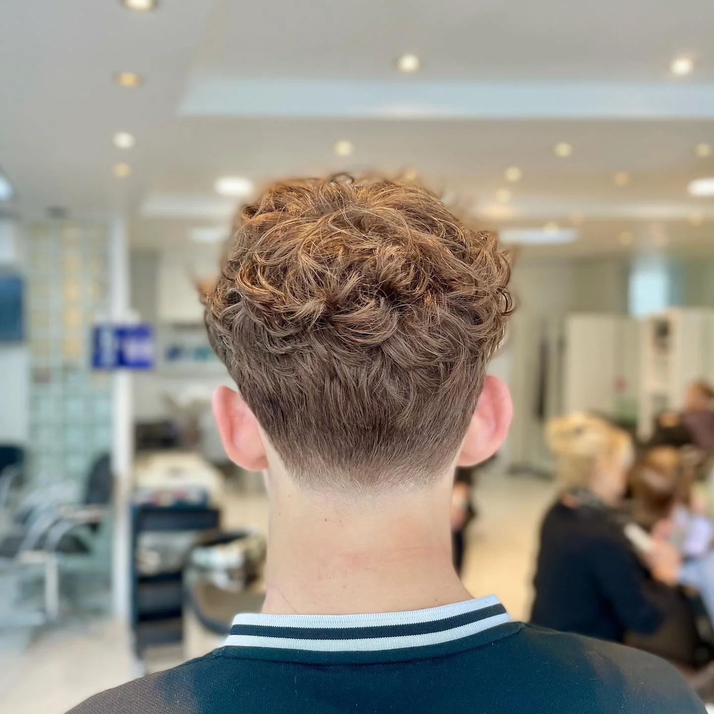 ✨ Transformation r&eacute;ussie chez Karine ! ✨
Notre client souhaitait un magnifique Low Taper, et nous avons relev&eacute; le d&eacute;fi avec style ! 🖤 D&eacute;couvrez ce superbe avant/apr&egrave;s qui met en valeur une coupe propre, pr&eacute;c