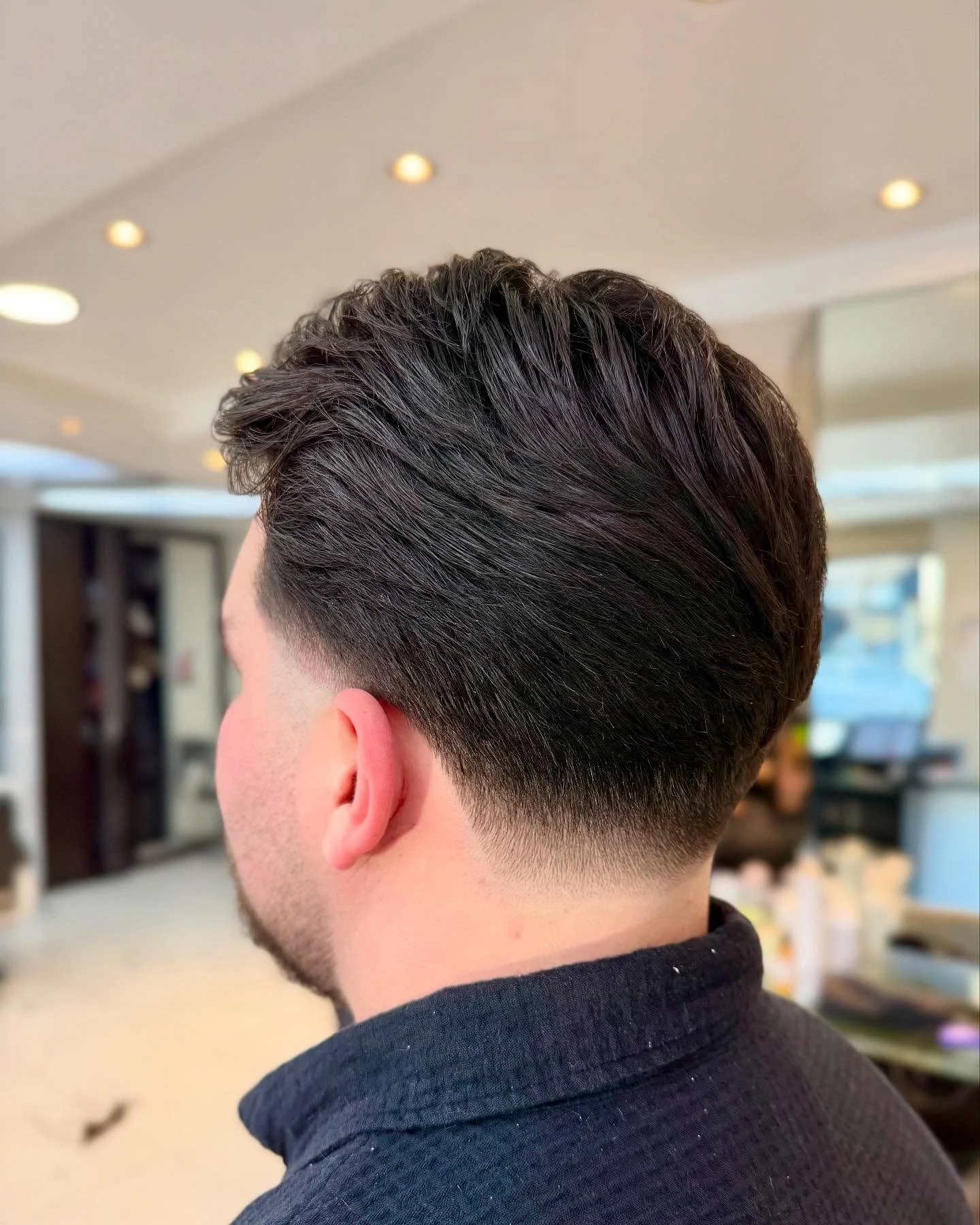 Taper Fade : Qu&rsquo;est-ce qu&rsquo;un Taper Fade ? un Taper Fade est une coupe de cheveux qui consiste &agrave; intensifier le d&eacute;grad&eacute; sur les c&ocirc;t&eacute;s et &agrave; l&rsquo;arri&egrave;re de la t&ecirc;te seulement, en cr&ea