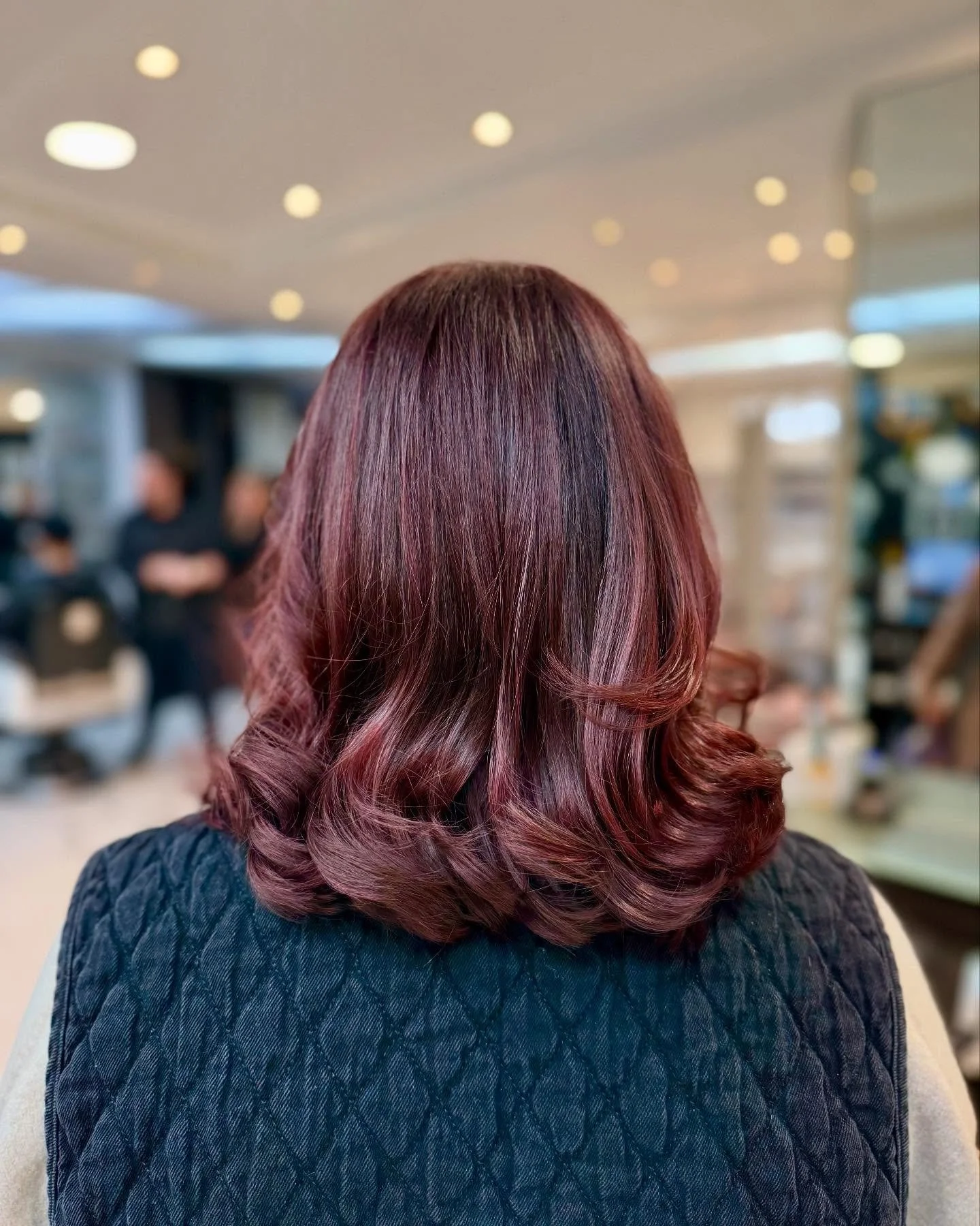 &ldquo;Nouvelle ann&eacute;e, nouveau look ✨! Cette cliente a d&eacute;cid&eacute; de tourner la page de 2024 en adoptant un tout nouveau style : un changement de couleur audacieux et ultra tendance pour sublim&eacute; son teint. 

Un r&eacute;sultat