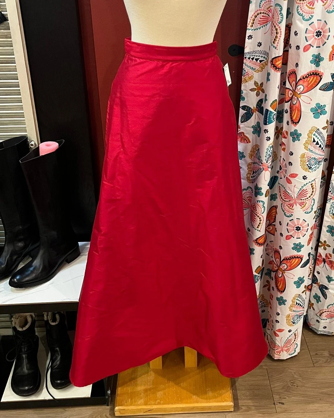 Happy Thursday! Today we styled this vintage silk skirt. Red for the holidays of course! Thanks to Danielle, Jordan, Mariah, and Connie for styling. #thursdaystyle #kismetmoment #kismetconsignment #kismet