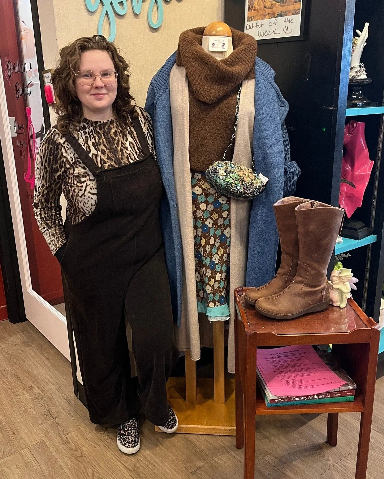 Happy Thursday! Today we styled this beautiful beaded bag by Mary Frances. Thanks to Jordan, Connie, and Mariah for styling! #thursdaystyle #kismetmoment #kismetconsignment #kismet