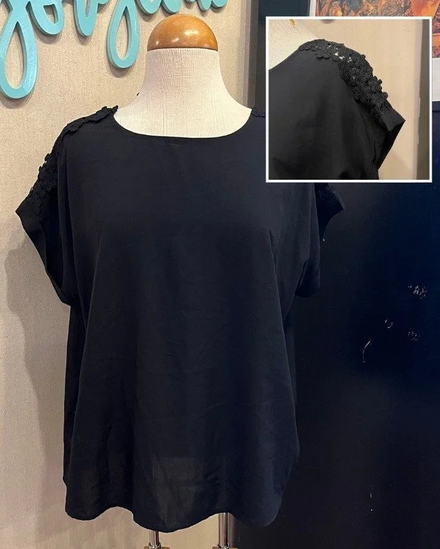 Happy Thursday! Today we chose an elevated basic to style. Just a simple black top but the floral lace on the shoulder adds a little something that elevates it. Thanks to Danielle, Jordan, Connie, and Mariah for styling. #thursdaystyle #kismetmoment 