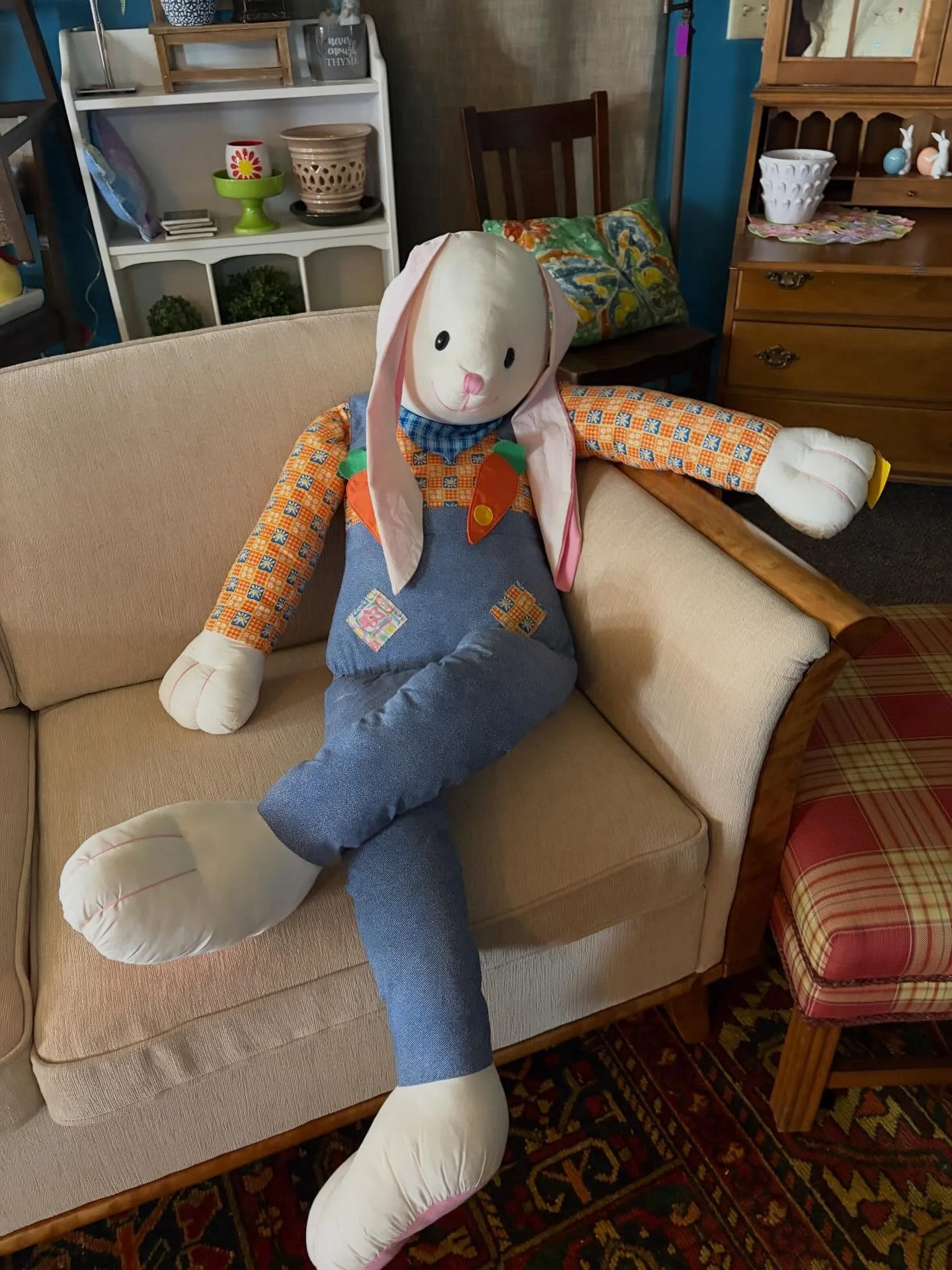 Monday Funday! Two gorgeous Scandinavian cream sofas! The design is timeless &hearts;️