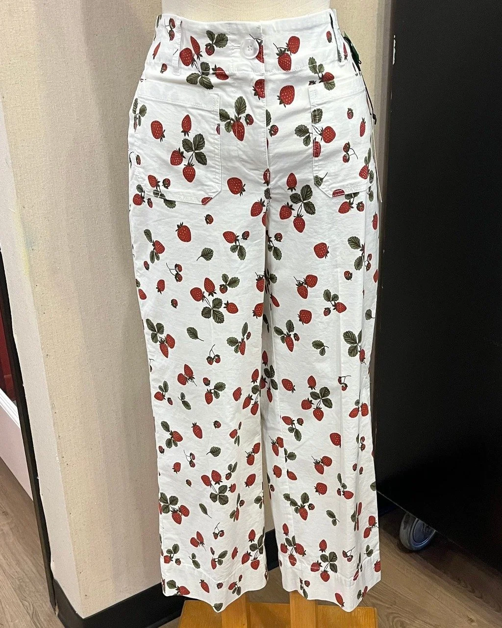 Happy Thursday! Today we styled these adorable strawberry pants. Gardeners are probably getting their strawberry plants ready right now with the Spring season upon us. Thanks to Jordan, Connie, Danielle, and Mariah for styling. #thursdaystyle #kismet