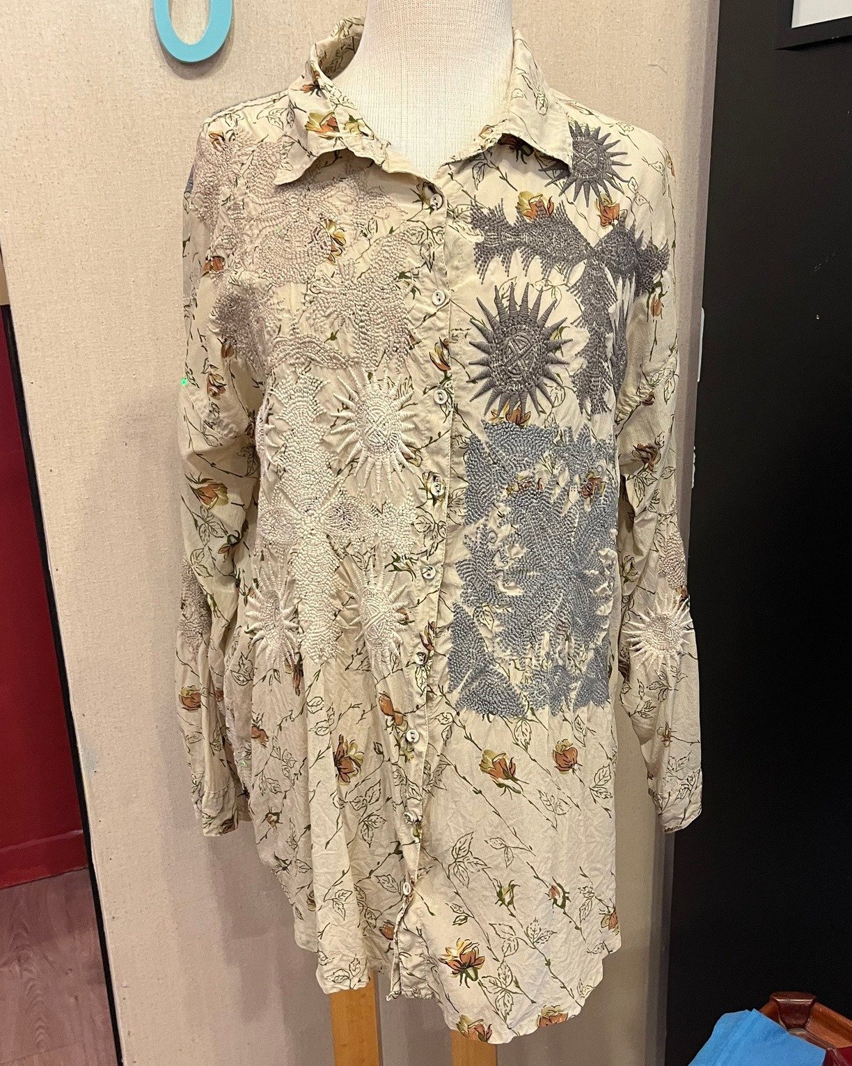 Happy Thursday! Today we styled this silk Johnny Was blouse. Love the sun embroidery! Thanks to Danielle, Jordan, and Mariah for styling. #kismet #kismetconsignment #kismetmoment #thursdaystyle