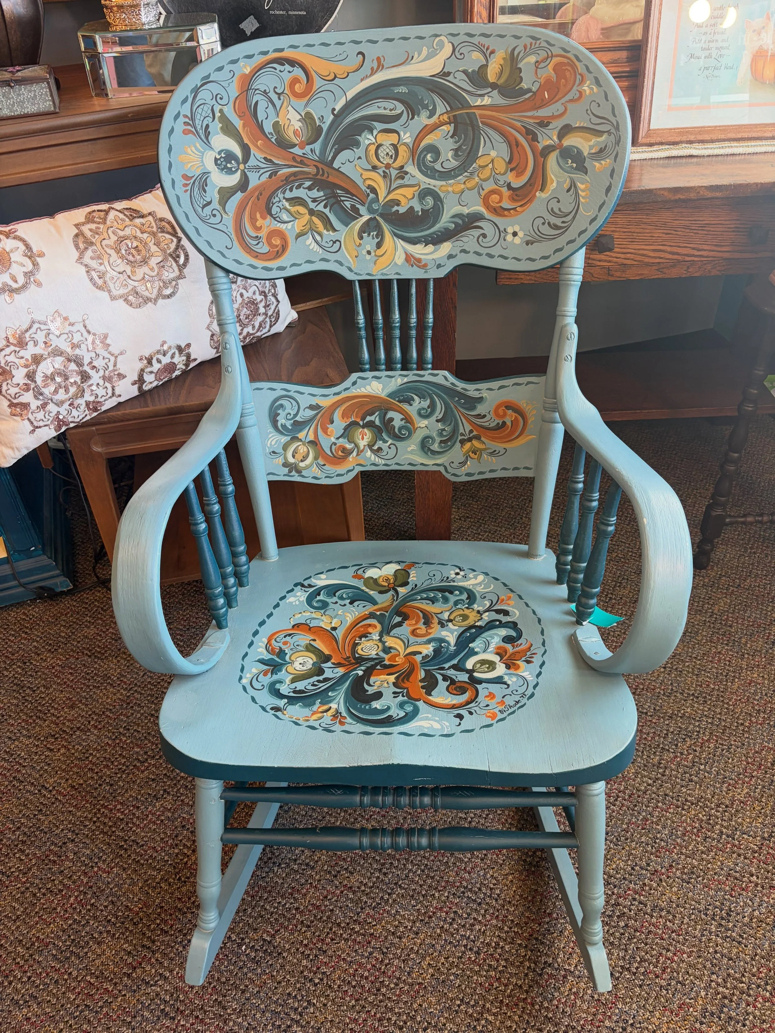 Hand painted in 1972 by Vi Thode, gorgeous rosemaling rocker 💙