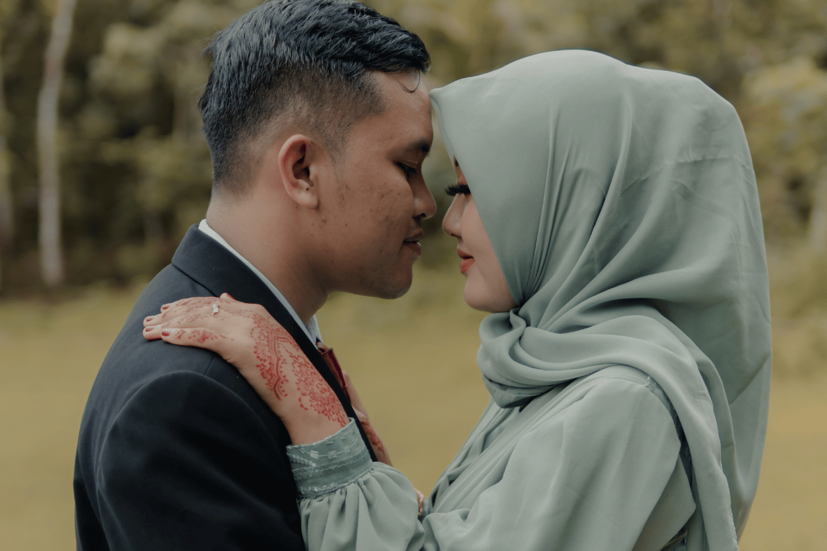 Is Kissing Haram in Islam? Clear Rulings, Exceptions, and Modern Situations