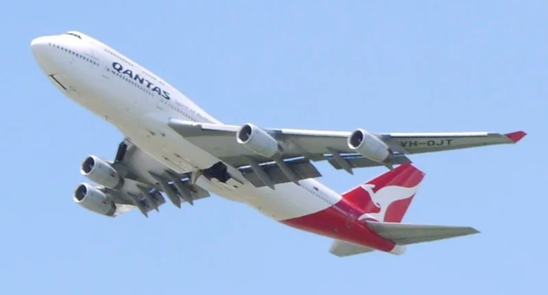  A QANTAS Airways Boeing 747-438 Registration VH-OJT delivered 26 Oct 1999 climbs out at Sydney. She is restricted to 250 KIAS and is under Sydney departure control. 