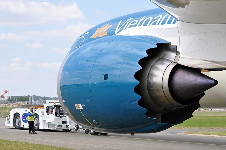  This Vietnam Airlines Boeing 787 shows off the chevroned rear of the engine nacelle that ensures a smooth laminar airflow over the engine casing. 