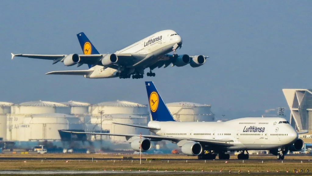  Lufthansa took an each-way bet with their choice of giant passenger transport, buying both the Airbus A380 as well as the Boeing 747-8i. Boeing have also had little success with the 747i which is the passenger version, the cargo version, the 747-8F, however, had better success. This is all due to an each-way bet by Boeing at the creation of the original 747. 