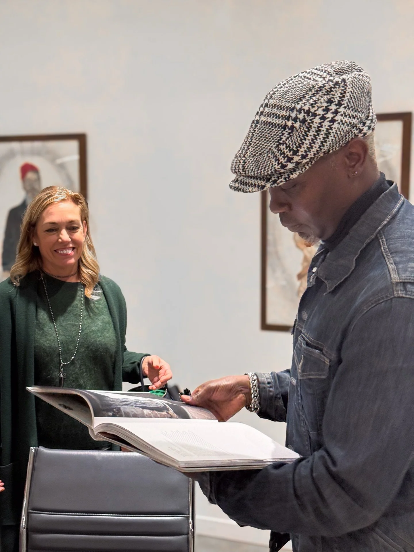 ✨Moments from the 𝗕𝗹𝗮𝗰𝗸 𝗚𝗼𝗹𝗱 𝗕𝗼𝗼𝗸 Launch at the @radius.books Pop-Up during @fortmasoncenter #ArtWalk last Friday. 

It was wonderful to connect with artists, browse an incredible selection of books, explore limited-edition artworks from