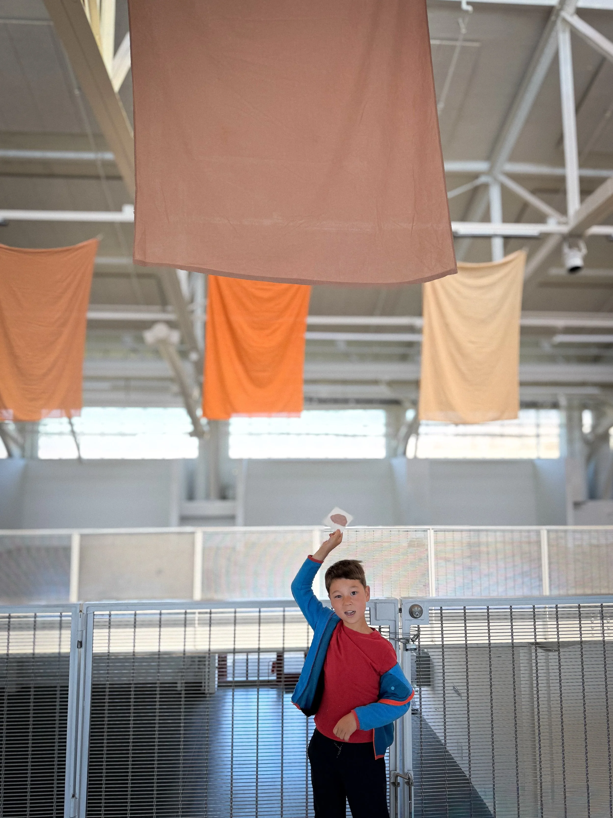 ⭐️ This week, a group of young artists from @sfcac explored #AndyGoldsworthy: 𝗥𝗲𝗱 𝗙𝗹𝗮𝗴𝘀. 

Using playdough in primary colors and white, children mixed their own shades of red, orange, and brown, then explored the installation to find the flag