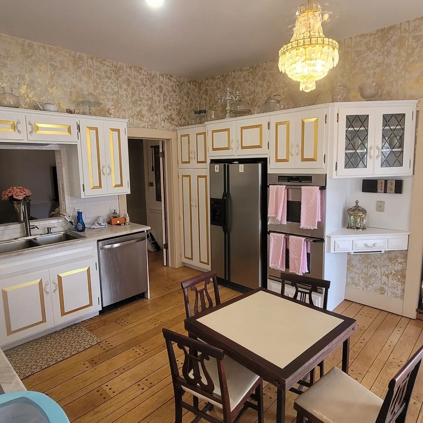 One recent project was this kitchen in a super sweet 1800's home! What the what....yeah that's right, late 1800's located in the city of Missouri's state capital, Jefferson City. Flip through to see before and during prep stage photos. 

Maybe the de