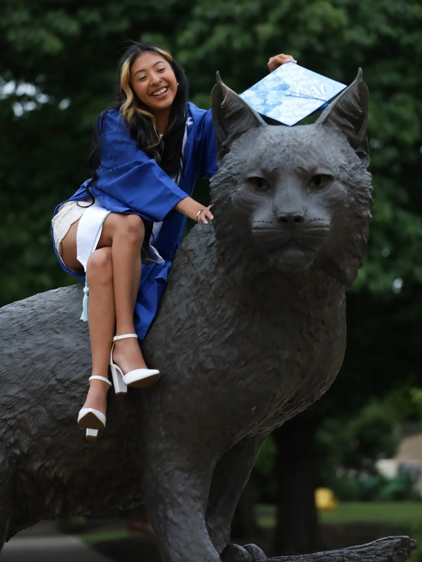 Grad post PT 2! I am soooo proud of you Livy!! Me &amp; my lil camera may do most of the work but I have to say she ATE these photos👏👏🎓💙

#ukgrad #kywildcats #kentuckyphotographer #graduationphotoshoot
