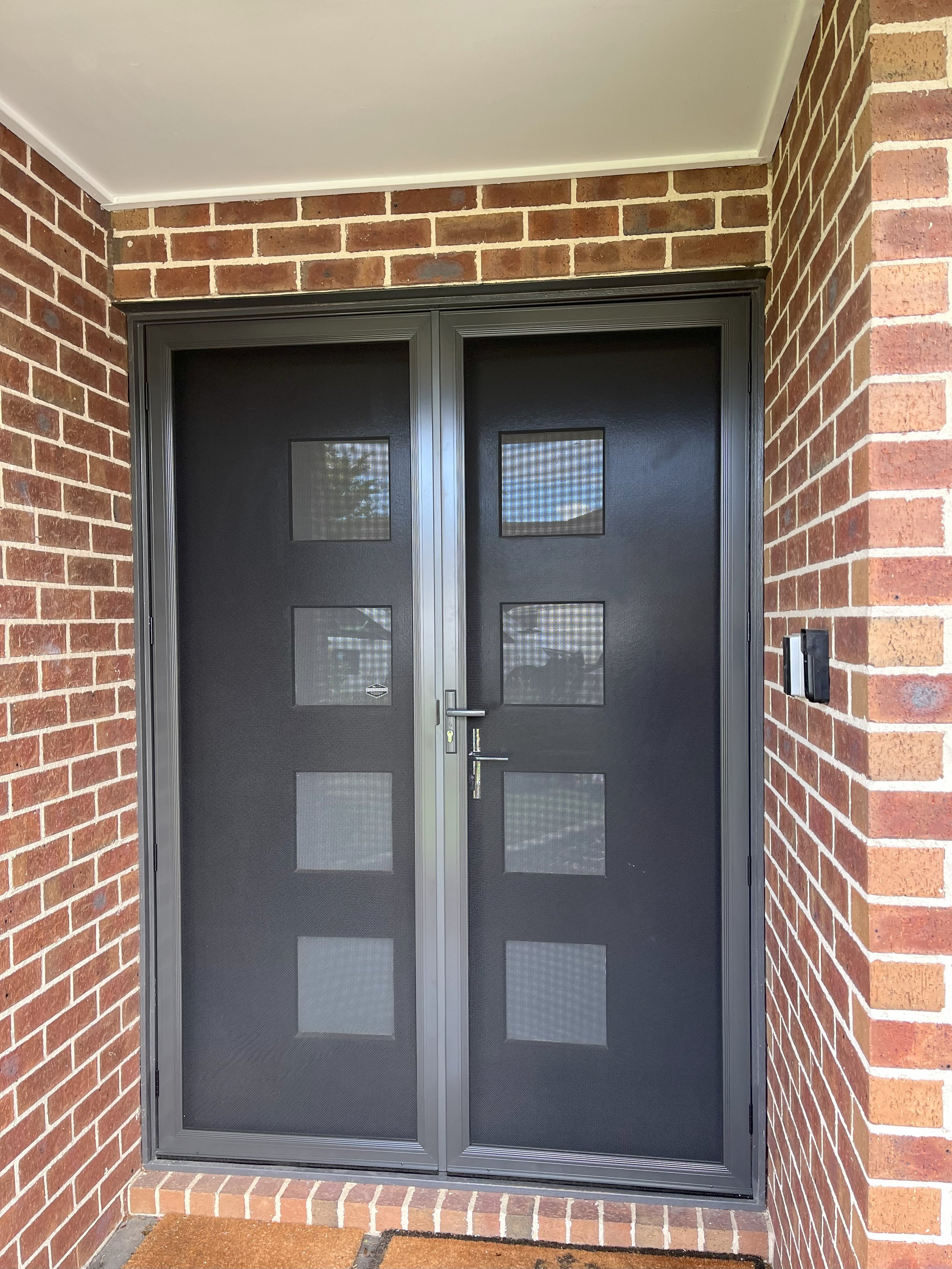 Double hinged Security door •
Colour: Monument •
Mesh: 316 marine grade ScreenGuard stainless • steel mesh •
Lock: Triple lock