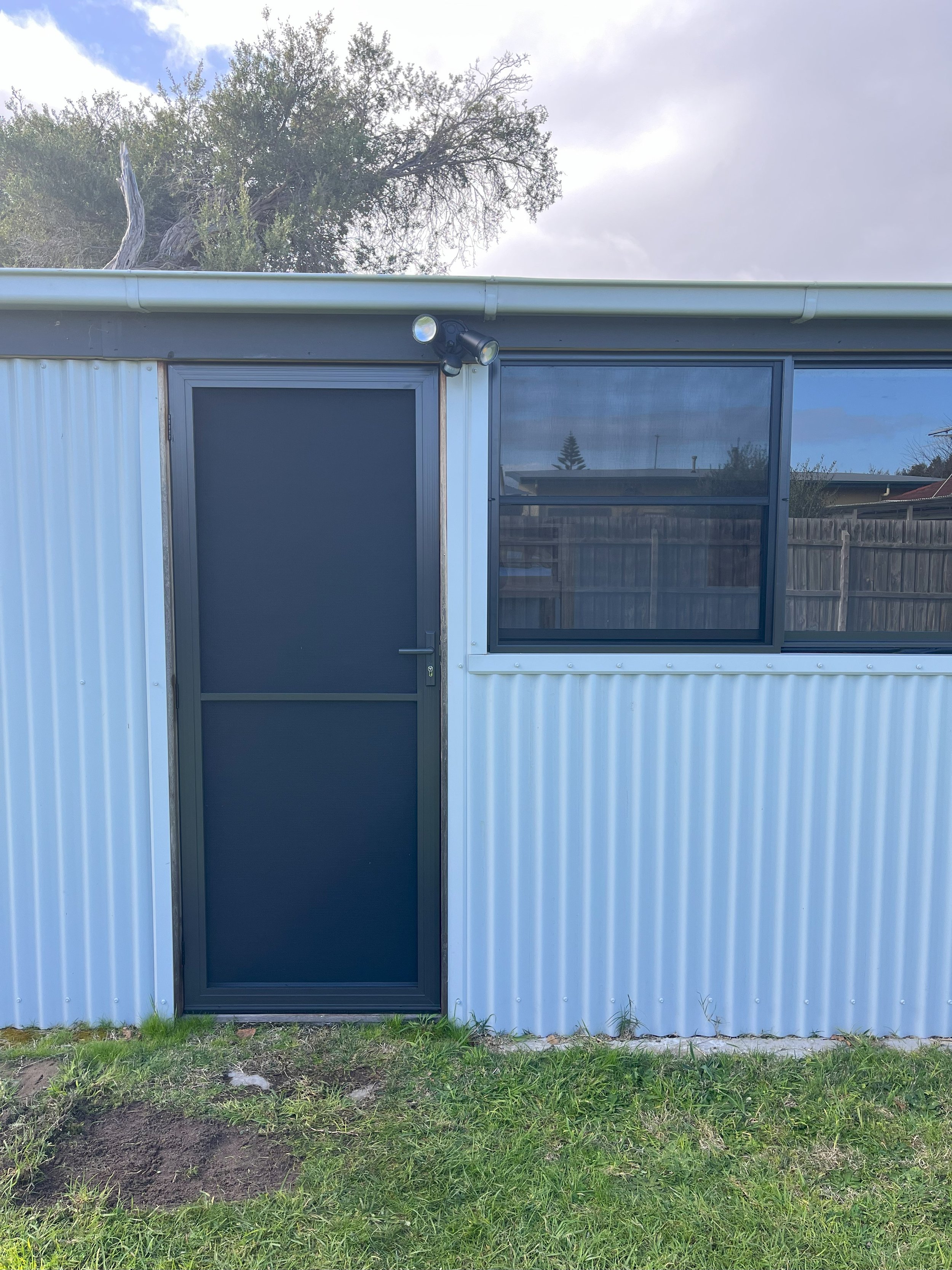 Fly screen door
Colour: Monument
Mesh: Pet mesh
Lock: Single lock