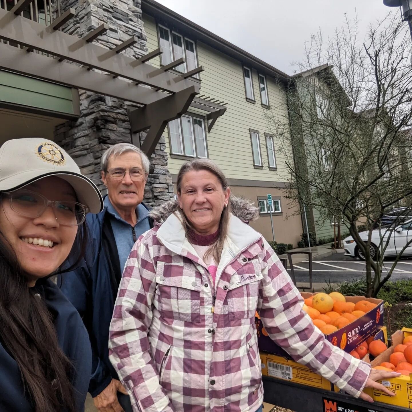 Thanks to the crew that picked oranges on Sunday, today we made our first stop at the Placentia Veteran's Village by @mercyhousing . Pictured are Jim and Stef along with Cynthia of the Veteran's Village.

The village has 50 units and veterans are cho