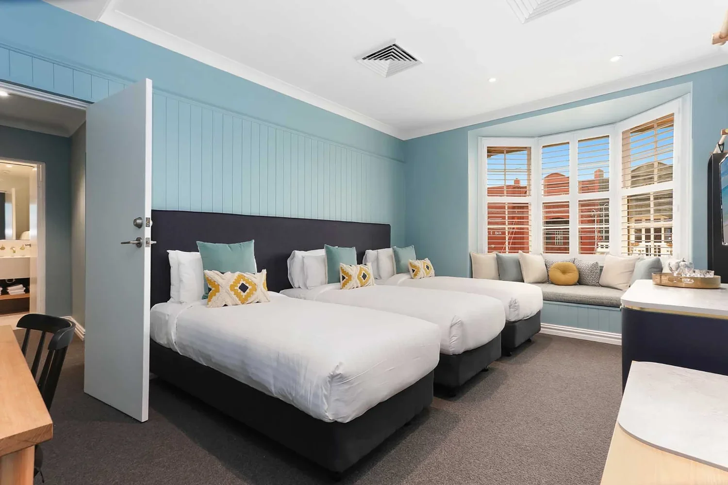 CBH-COOGEE-BAY-ACCOMMODATION-GREEN-ROOM-1.webp