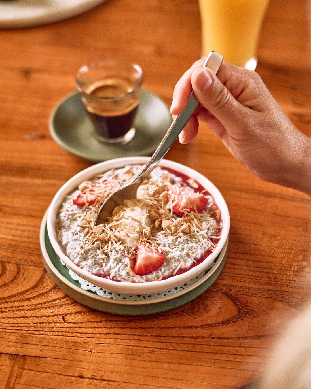 Sun&rsquo;s up, coffee&rsquo;s pouring and breakfast is on.
Join us at for your new morning ritual by the beach.