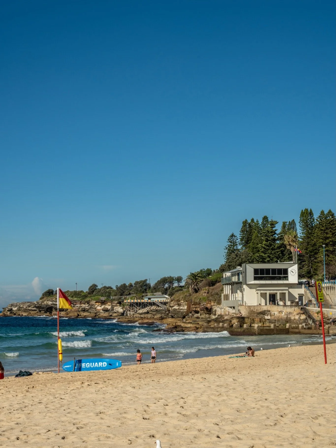 Your weekend at the Bay starts here 🌊

🏉 Catch every tackle in the Nations Championship live &amp; loud 

🌭 Loaded fries, big dogs and all your FIFA game day favourites 

🍻 Ice-cold Asahi pints for schooner prices 

⚽️ FIFA World Cup Quarter-fina