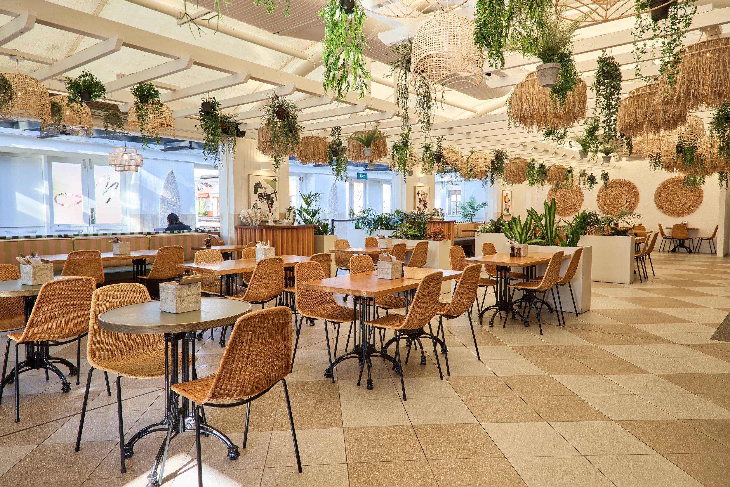 BEACH BAR &amp; DINING