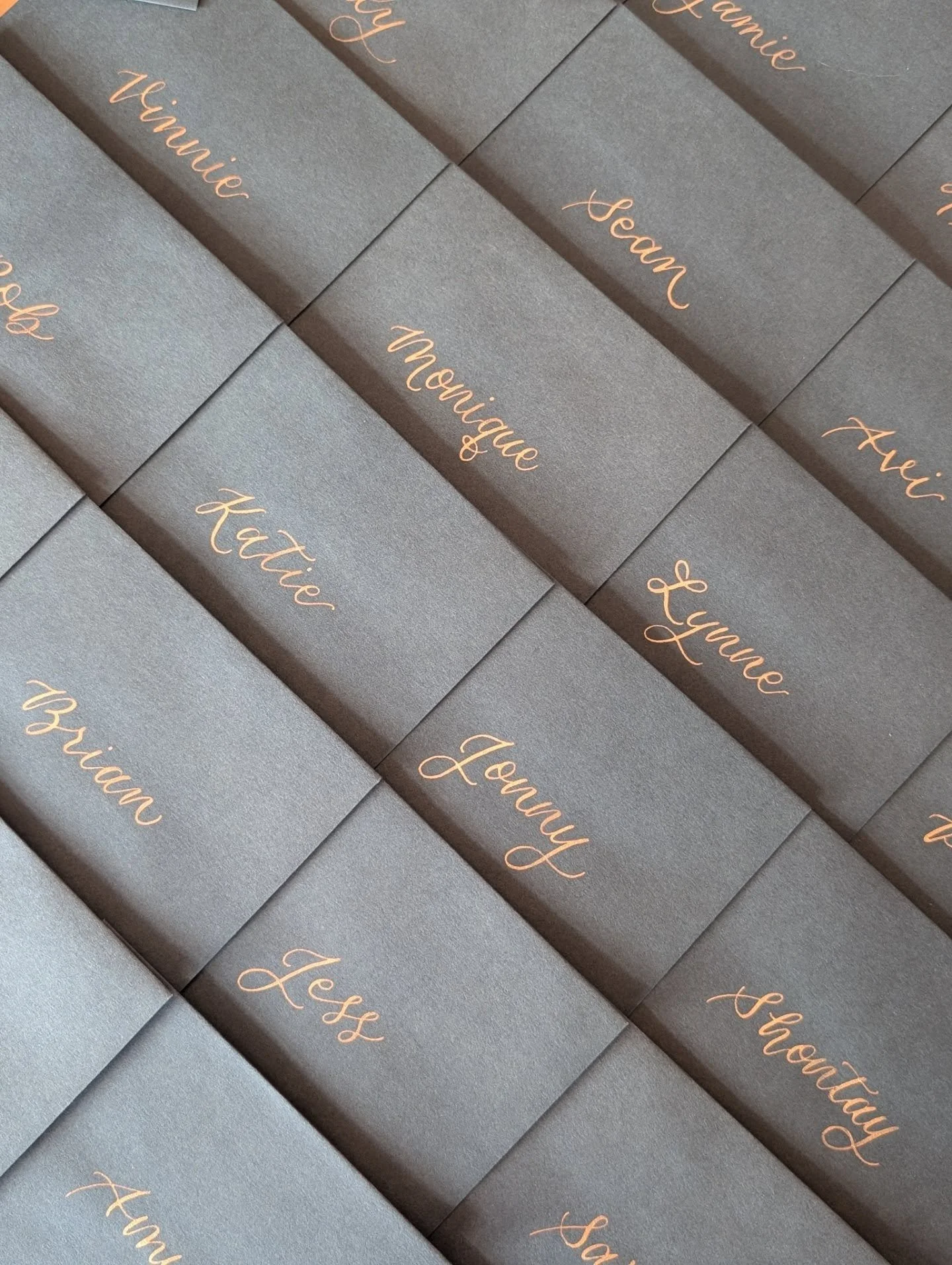 BTS of some envelope calligraphy from last fall 💌 This couple had these waiting at each guest's seat with a personalized thank you note inside 🥹 Swipe to the end to see my assistant (who is very fond of my laser square) 🐱
.
.
.
.
Envelope calligra