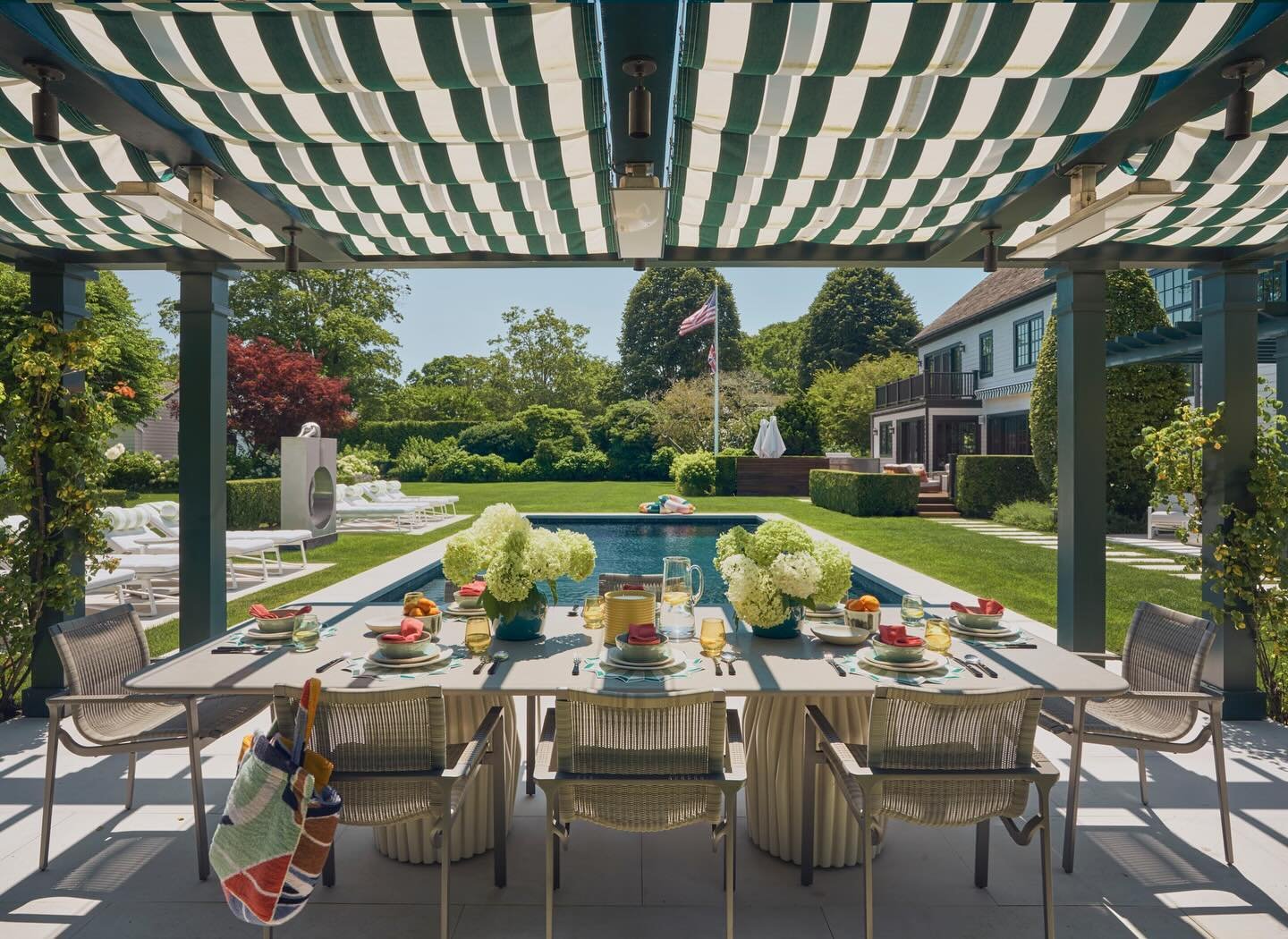 Outdoor dining in an East Hampton family compound. 

Design by @torreyllc 
Landscape design by @laguardia_design 
Photograph by @manoloyllera 
Lifestyle by @emmaforbeslifestyle 
Construction by @telemarkinc