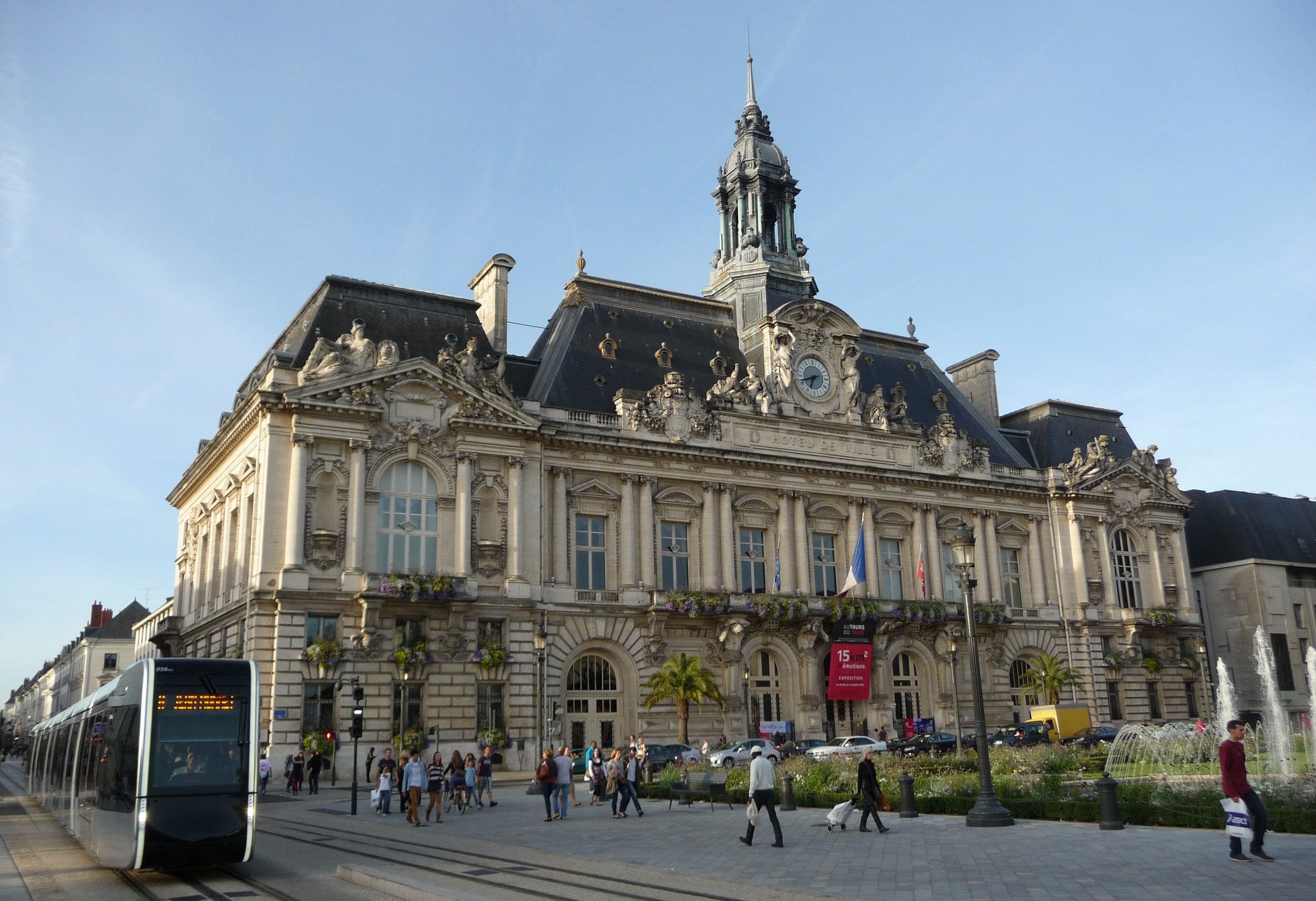 Tram_et_hôtel_de_ville_de_Tours.jpeg