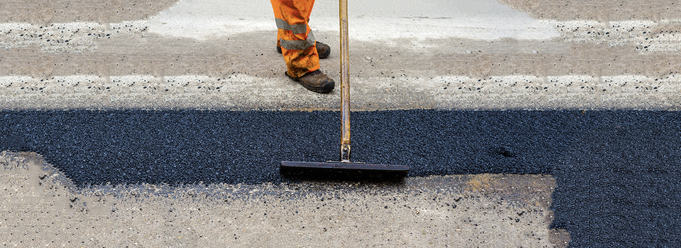 Suntem specializați în asfaltare curți, parcări, alei private, depozite, hale industriale și reparații de gropi, utilizând echipamente moderne și materiale conforme standardelor în vigoare.