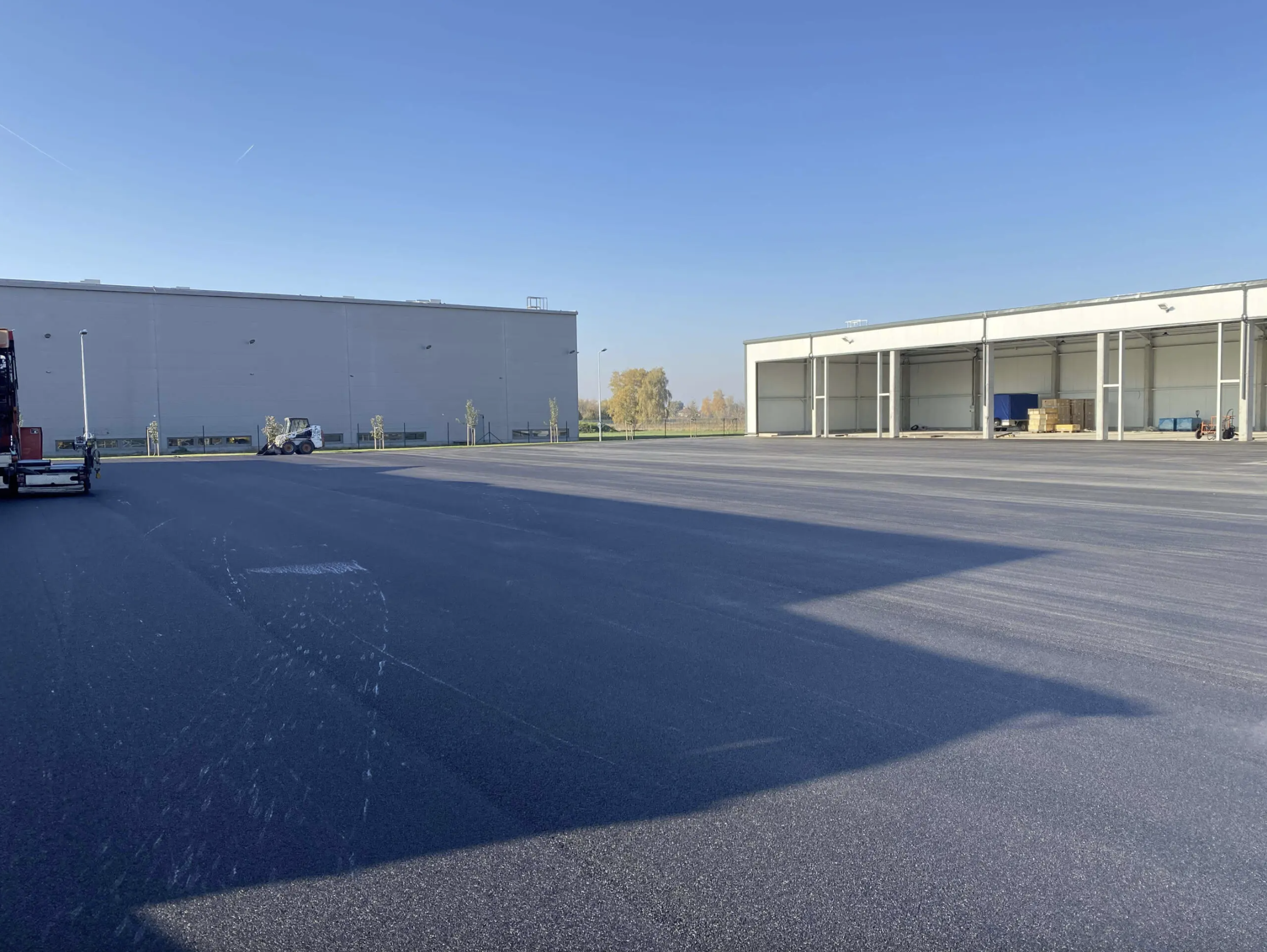 Executăm lucrări de asfaltare rapid și eficient, cu cele mai competitive prețuri și cu respectarea termenelor de execuție. Oferim soluții complete, de la evaluarea suprafeței și pregătirea terenului, până la turnarea asfaltului și finisajele finale, 