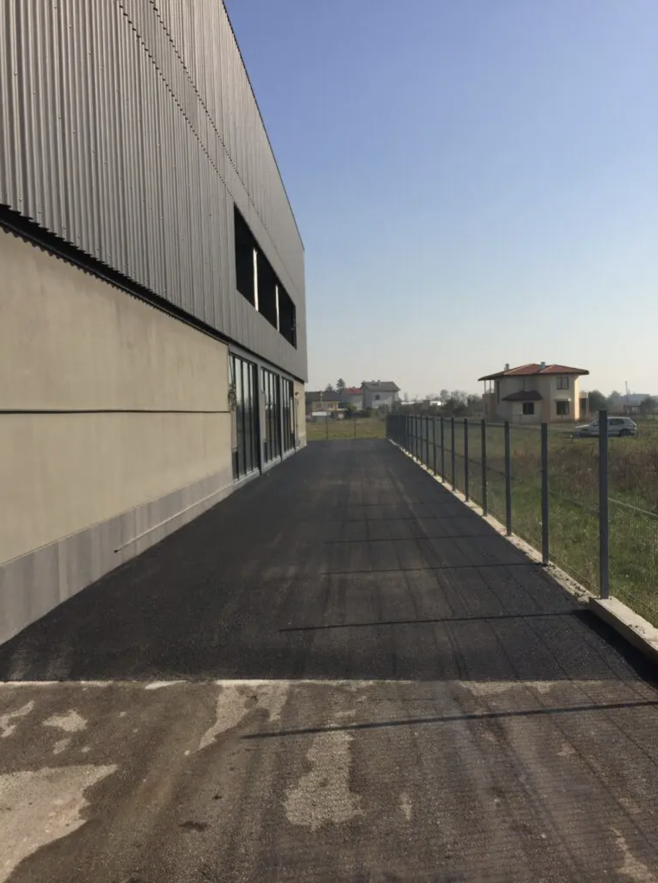 Executăm lucrări de asfaltare rapid și eficient, cu cele mai competitive prețuri și cu respectarea termenelor de execuție. Oferim soluții complete, de la evaluarea suprafeței și pregătirea terenului, până la turnarea asfaltului și finisajele finale, 